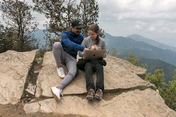 06-ravi-and-viki-embracing-nature