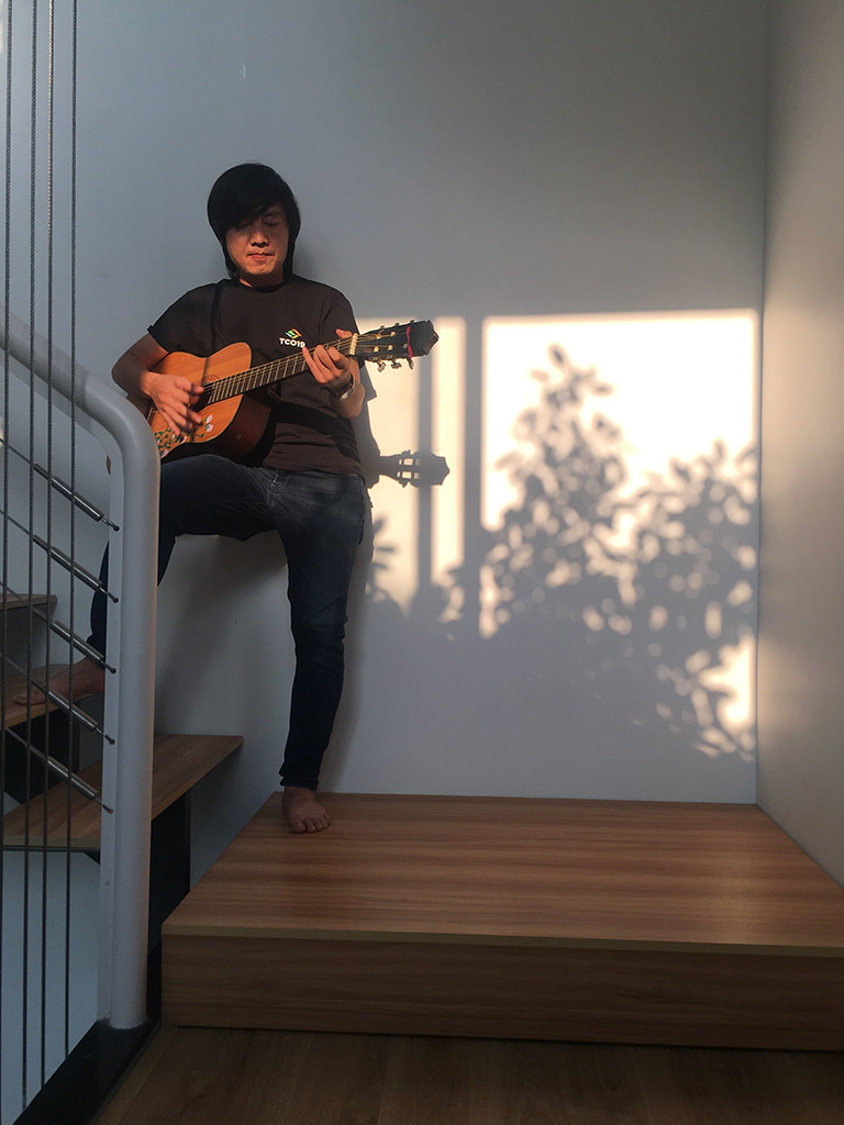 01-khanhlinh-plays-guitar