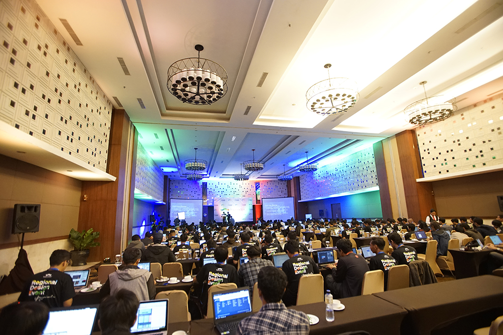 07-The-crowd-is-working-hard-to-grab-the-prize